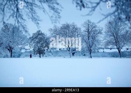 Ein schneebedeckter Park in Ilford, East London. Stockfoto