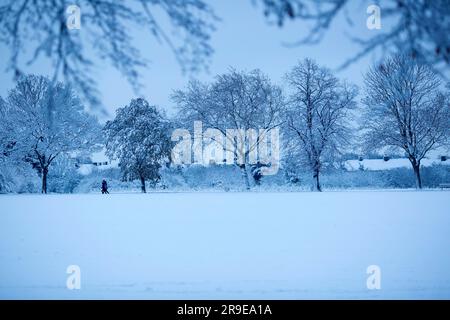 Ein schneebedeckter Park in Ilford, East London. Stockfoto