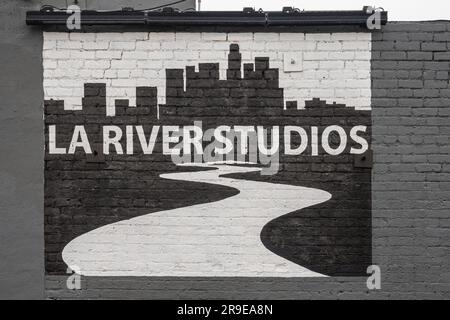 Los Angeles, Kalifornien, USA - 14. Juni 2023: Nahaufnahme. Schwarz-weißes Logo DER LA River Studios auf grauen Backsteinwänden in der Division Street 2800. Stockfoto