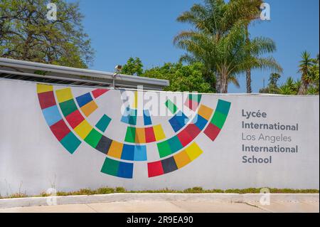 Los Angeles, CA, USA - 20. Mai 2023: Schild am Eingang der French International School, Lycee International Los Angeles, farbenfrohes Logo an der weißen Wand mit Stockfoto