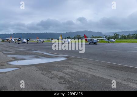 Ouvea, Neukaledonien: 2. Juni 2023: Flugzeuge am Flughafen auf der Insel Ouvea, Loyalty Islands, Neukaledonien. Stockfoto