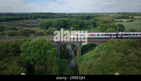 LNER Pride Livery Azuma Zug Nummer 801226 überquert den Fluss Witham in Marston Lincolnshire Stockfoto