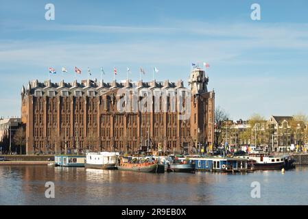 Amsterdam, Niederlande - Het Scheepvaarthuis Versandbüros (jetzt Grand Hotel Amrath) von JM van der May mit Michel de Klerk und Pier Kramer Stockfoto