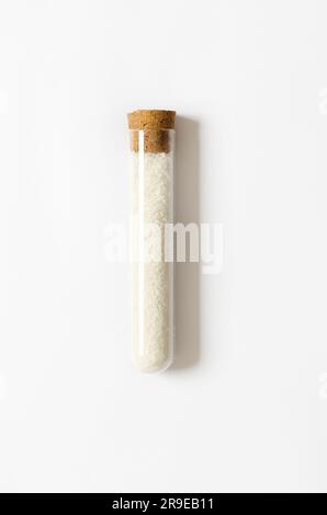 Grobes Salz in einem Glasbehälter auf weißem Hintergrund. Stockfoto