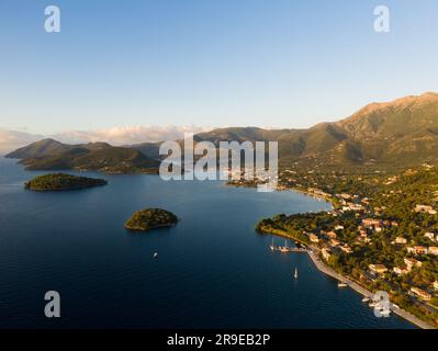 Ein Luftblick auf Lefkada, Griechenland, bei Sonnenaufgang. Die Ionische Insel Lefkada ist die am nächsten an der Westseite des griechischen Festlands gelegene Insel, und das kann sie auch Stockfoto