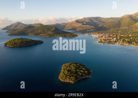 Ein Luftblick auf Lefkada, Griechenland, bei Sonnenaufgang. Die Ionische Insel Lefkada ist die am nächsten an der Westseite des griechischen Festlands gelegene Insel, und das kann sie auch Stockfoto