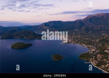 Ein Luftblick auf Lefkada, Griechenland, bei Sonnenaufgang. Die Ionische Insel Lefkada ist die am nächsten an der Westseite des griechischen Festlands gelegene Insel, und das kann sie auch Stockfoto