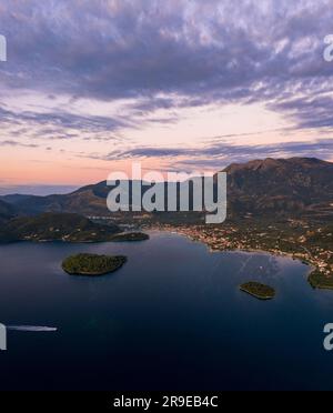 Ein Luftblick auf Lefkada, Griechenland, bei Sonnenaufgang. Die Ionische Insel Lefkada ist die am nächsten an der Westseite des griechischen Festlands gelegene Insel, und das kann sie auch Stockfoto