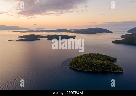 Ein Luftblick auf Lefkada, Griechenland, bei Sonnenaufgang. Die Ionische Insel Lefkada ist die am nächsten an der Westseite des griechischen Festlands gelegene Insel, und das kann sie auch Stockfoto