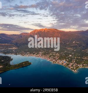 Ein Luftblick auf Lefkada, Griechenland, bei Sonnenaufgang. Die Ionische Insel Lefkada ist die am nächsten an der Westseite des griechischen Festlands gelegene Insel, und das kann sie auch Stockfoto