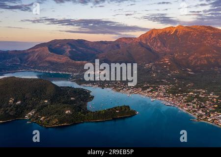 Ein Luftblick auf Lefkada, Griechenland, bei Sonnenaufgang. Die Ionische Insel Lefkada ist die am nächsten an der Westseite des griechischen Festlands gelegene Insel, und das kann sie auch Stockfoto