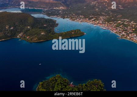 Ein Luftblick auf Lefkada, Griechenland, bei Sonnenaufgang. Die Ionische Insel Lefkada ist die am nächsten an der Westseite des griechischen Festlands gelegene Insel, und das kann sie auch Stockfoto