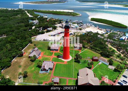 Das Ponce de Leon Inlet Light ist ein Leuchtturm und Museum am Ponce de León Inlet in Daytona, Florida. Der Leuchtturm ist ein Bauwerk wie ein Turm Stockfoto