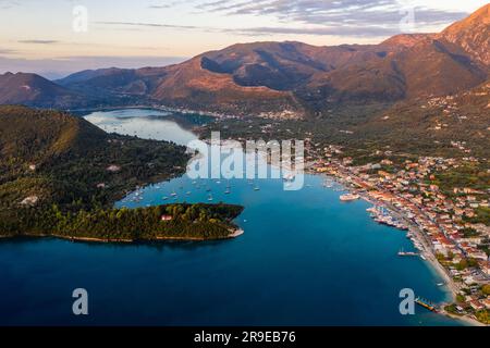 Ein Luftblick auf Lefkada, Griechenland, bei Sonnenaufgang. Die Ionische Insel Lefkada ist die am nächsten an der Westseite des griechischen Festlands gelegene Insel, und das kann sie auch Stockfoto