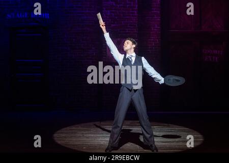 London, Großbritannien. 26. Juni 2023 Charlie Stemp als Bobby Child tritt bei einer Fotoaufführung für die neue Auflage „Crazy for You“ des Chichester Festival Theatre auf, die für eine 6-monatige Saison bis zum 20. Januar 2024 in das Gillian Lynne Theatre in Covent Garden übergeht. Das klassische Gershwin-Musical wird auf der Bühne von der mehrfach mit Tony und Olivier ausgezeichneten Regisseurin und Choreografin Susan Stroman zum Leben erweckt. Kredit: Stephen Chung / EMPICS / Alamy Live News Stockfoto