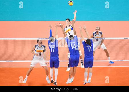 Alessandro Michieletto (Italien), Trevor Clevenot, Nicolas Le Goff, Antoine Brizard (Frankreich). Volleyball-Weltmeisterschaft 2022. Stockfoto