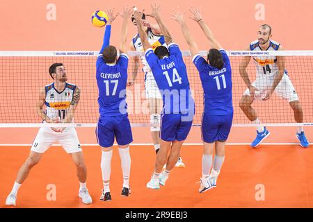 Alessandro Michieletto (Italien), Trevor Clevenot, Nicolas Le Goff, Antoine Brizard (Frankreich). Volleyball-Weltmeisterschaft 2022. Stockfoto