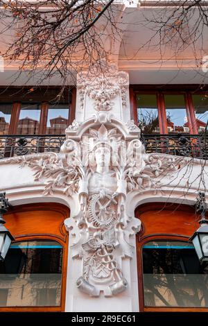 Madrid, Spanien - 19. FEBRUAR 2022: Art déco-Architektur im Zentrum von Madrid, der Hauptstadt Spaniens. Stockfoto