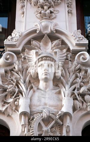 Madrid, Spanien - 19. FEBRUAR 2022: Art déco-Architektur im Zentrum von Madrid, der Hauptstadt Spaniens. Stockfoto