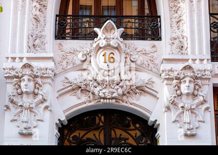 Madrid, Spanien - 19. FEBRUAR 2022: Art déco-Architektur im Zentrum von Madrid, der Hauptstadt Spaniens. Stockfoto