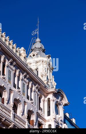 Madrid, Spanien - 19. FEBRUAR 2022: Art déco-Architektur im Zentrum von Madrid, der Hauptstadt Spaniens. Stockfoto