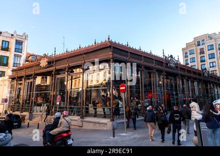 Madrid, Spanien - 19. FEBRUAR 2022: Mercado de San Miguel ist ein überdachter Markt in Madrid, Spanien. Ursprünglich 1916 erbaut, renoviert und wiedereröffnet Stockfoto