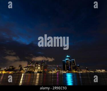 (Windsor, Kanada - -23. Juni 2023) die Skyline von Detroit vom Flussufer Windsor, Ontario aus gesehen. Stockfoto