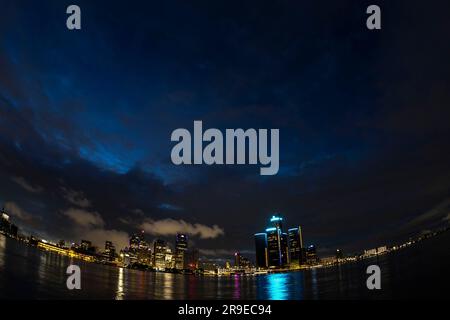 (Windsor, Kanada - -23. Juni 2023) die Skyline von Detroit vom Flussufer Windsor, Ontario aus gesehen. Stockfoto