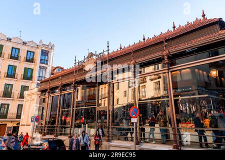 Madrid, Spanien - 19. FEBRUAR 2022: Mercado de San Miguel ist ein überdachter Markt in Madrid, Spanien. Ursprünglich 1916 erbaut, renoviert und wiedereröffnet Stockfoto