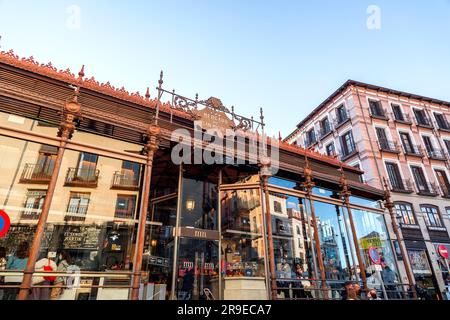 Madrid, Spanien - 19. FEBRUAR 2022: Mercado de San Miguel ist ein überdachter Markt in Madrid, Spanien. Ursprünglich 1916 erbaut, renoviert und wiedereröffnet Stockfoto