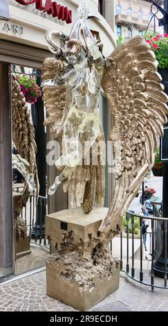 Skulptur am Eingang zur Winn Slavin Fine Art Galerie Two Rodeo Drive 202 North Rodeo Drive Beverly Hills Los Angeles Kalifornien USA Stockfoto