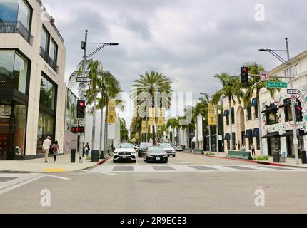 Der Verkehr hielt an der Ampel an der Kreuzung von Dayton Way und Rodeo Drive Los Angeles California USA Stockfoto