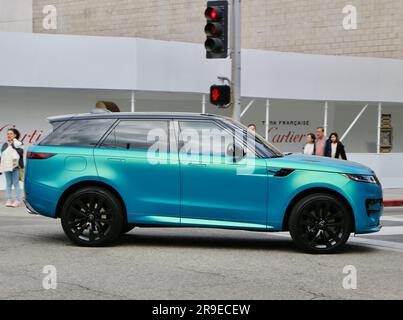 Türkisfarbener Crossover-SUV Land Rover Range Rover Velar Rodeo Drive Beverly Hills Los Angeles Kalifornien USA Stockfoto