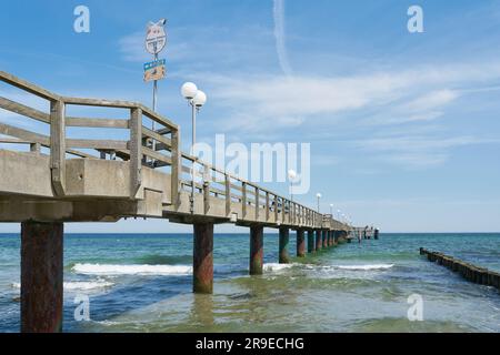 Pier am Strand von Kühlungsborn an der deutschen Ostseeküste im Sommer Stockfoto