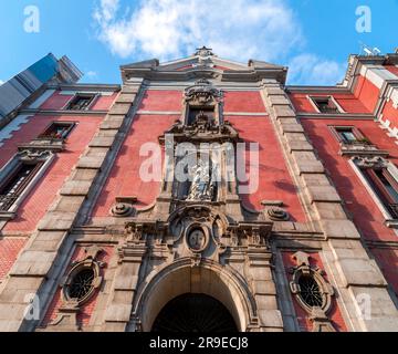 Madrid, Spanien - 17. FEBRUAR 2022: Fassade der Kirche San Jose auf der Alcala-Straße in Madrid, Spanien. Stockfoto