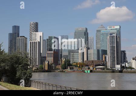Die Skyline von London Docklands mit Blick auf den Osten, einschließlich Madison, South Quay Plaza und One Park Drive London UK, Juli 2022 Stockfoto