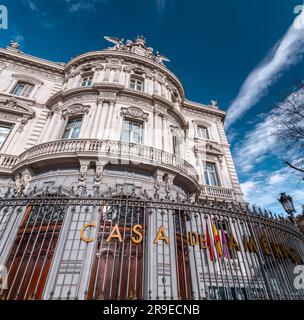 Madrid, Spanien - 19. FEBRUAR 2022: Casa de America ist ein öffentliches Konsortium und Kulturzentrum, das in den 1990er Jahren gegründet wurde, Palacio de Linares, Madrid, Spanien. Stockfoto