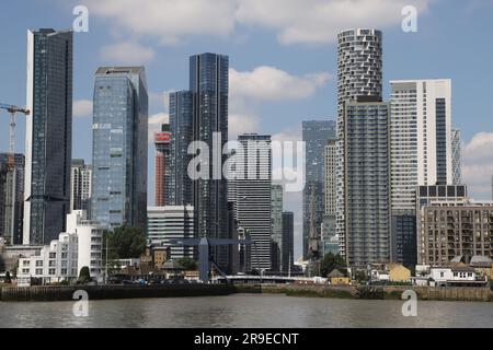 Die Skyline von London Docklands mit Blick auf den Osten, einschließlich Madison, South Quay Plaza und One Park Drive London UK, Juli 2022 Stockfoto