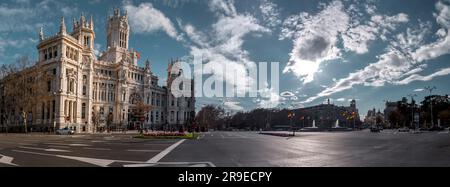 Madrid, Spanien - 19. Februar 2022: Cibeles Palace, früher bekannt als Palacio de Comunicaciones, ist ein Komplex bestehend aus zwei Gebäuden mit weißen Fassaden Stockfoto