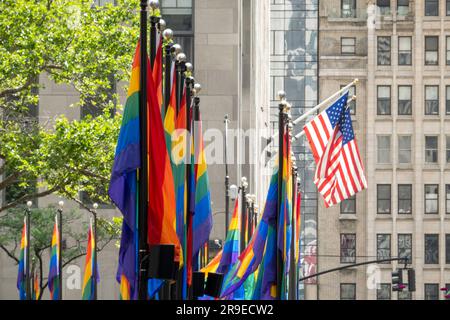 Die „Pride Month“-Flaggen umzingeln am 2023. Juni die plaza im Rockefeller Center, New York City, USA Stockfoto