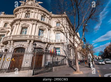 Madrid, Spanien - 19. FEBRUAR 2022: Casa de America ist ein öffentliches Konsortium und Kulturzentrum, das in den 1990er Jahren gegründet wurde, Palacio de Linares, Madrid, Spanien. Stockfoto