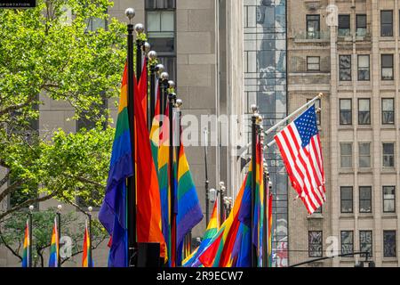 Die „Pride Month“-Flaggen umzingeln am 2023. Juni die plaza im Rockefeller Center, New York City, USA Stockfoto