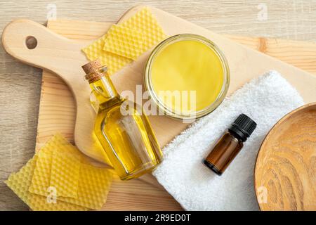 Hausgemachte Holzpolitur aus Bienenwachs, Wiederherstellung von Naturholzmöbeln, Tellern, Schneidebrettern. Bienenwachs, Olivenöl und ätherisches Öl, weiches Tuch. Stockfoto