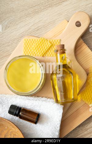 Hausgemachte Holzpolitur aus Bienenwachs, Wiederherstellung von Naturholzmöbeln, Tellern, Schneidebrettern. Bienenwachs, Olivenöl und ätherisches Öl, weiches Tuch. Stockfoto