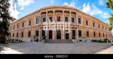 Madrid, Spanien - 19. FEBRUAR 2022: Das Nationale Archäologische Museum befindet sich in der Calle de Serrano neben der Plaza de Colon und teilt sich das Gebäude mit der Plaza de Colon Stockfoto