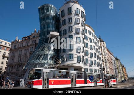 Das Tanzende Haus, Tancici Dum (oder Ginger und Fred) in Prag, Tschechische Republik Stockfoto