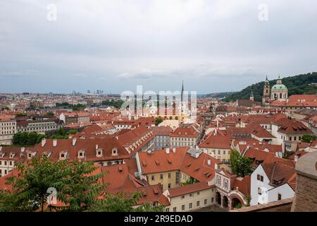 Blick auf Prage, Tschechische Republik von den Mauern der Prager Burg Stockfoto