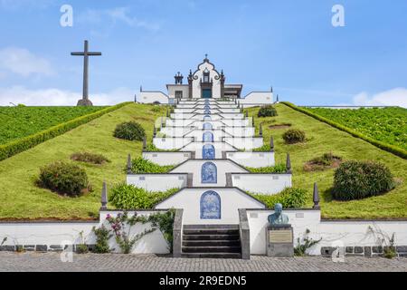 Vila Franca do Campo, Azoren, Portugal - 21. Mai 2018: Ermida de Nossa Senhora da Paz - weiße Kapelle auf einem Hügel mit Panoramablick, erbaut im Stockfoto