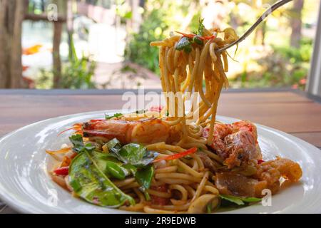 Scharfe Meeresfrüchte-Spaghetti-Pasta oder Spaghetti tom Yum mit einem Volk Stockfoto