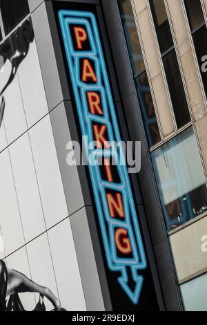 Parkhaus-Schild, New York City, USA 2023 Stockfoto